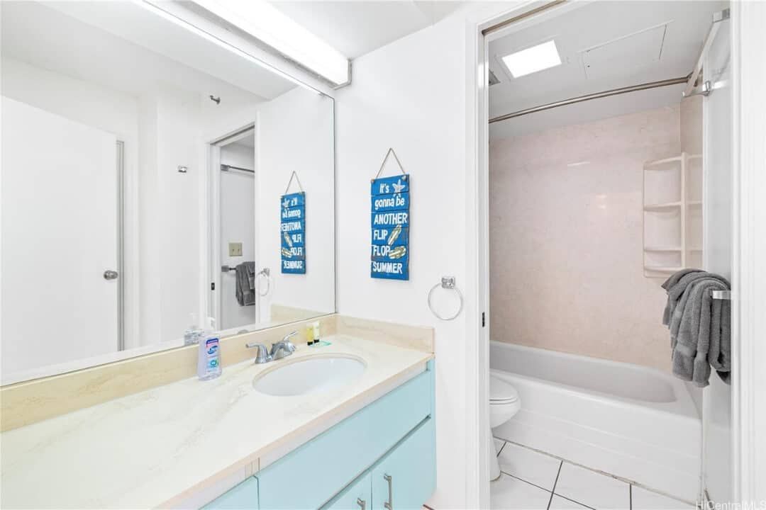 Waikiki Banyan Renovation 2604 2 Bathroom Before 139fd2cf