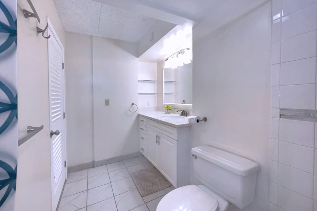 Waikiki Banyan Renovation 3014 1 Bathroom Before 172c7486