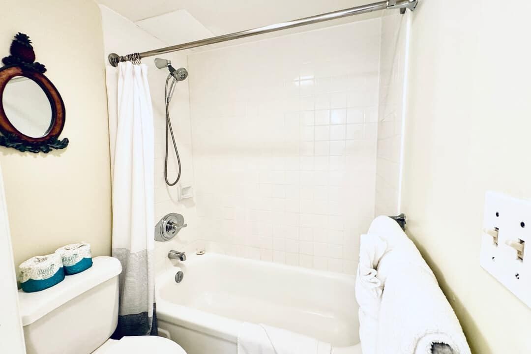 Waikiki Banyan Renovation 2601 T2 Bathroom Before 1c75c477