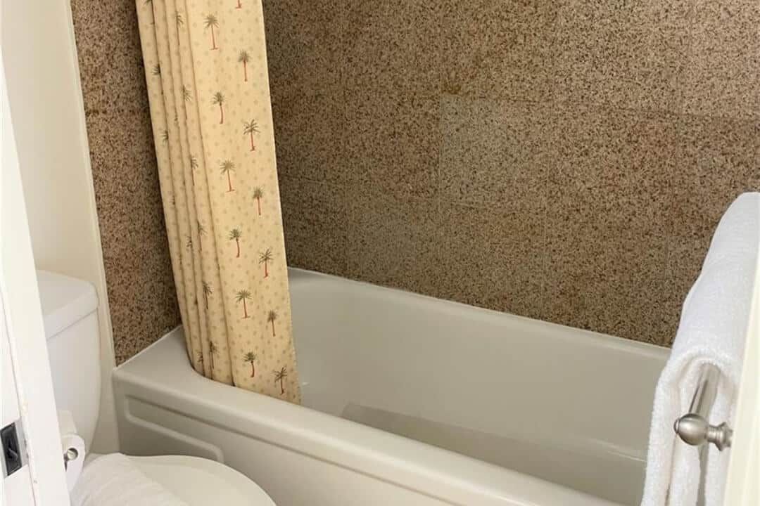 Waikiki Banyan Renovation 3805 T2 Bathroom Before 654a84e8