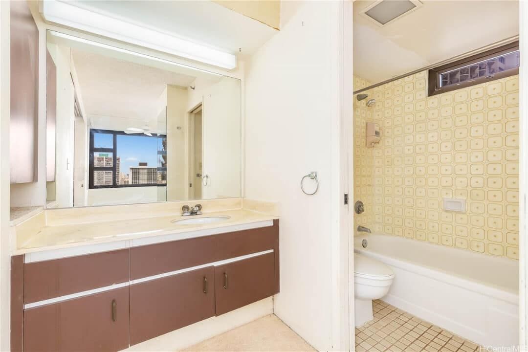 Waikiki Banyan Renovation 2514T1 Bathroom Before 71a5158b