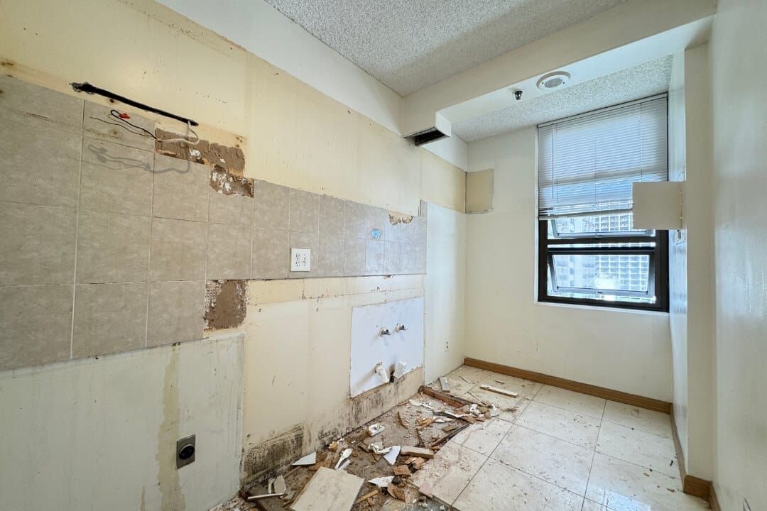 Waikiki Banyan Renovation 1113 1 Kitchen Before f33a5ccd
