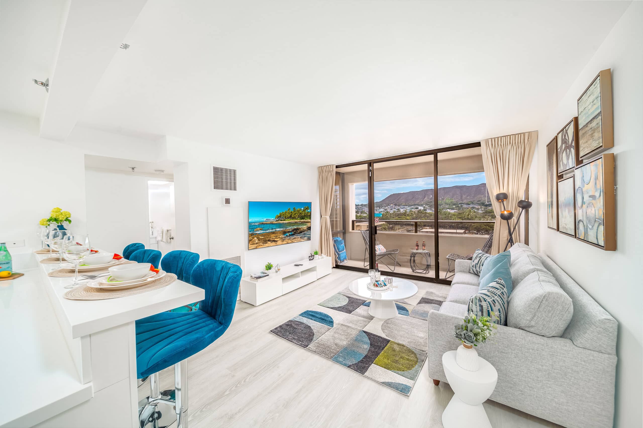 Waikiki Sunset 913 living room with Diamond Head view