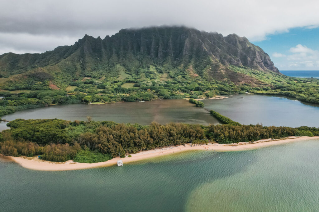 Famous Oahu hotels on the island's coastline