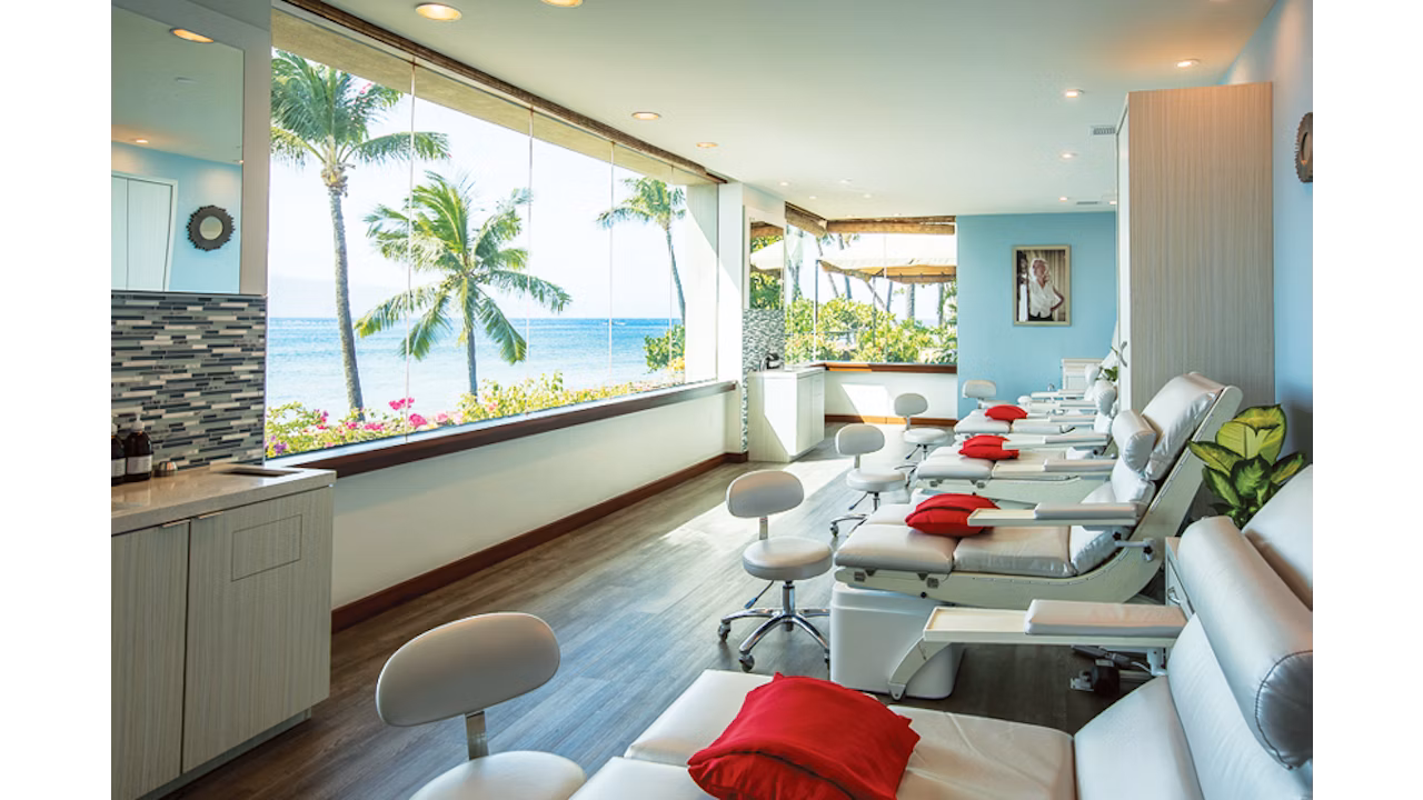 Spacious hotel room in Maui